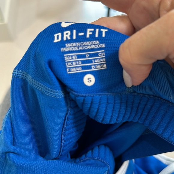 NWOT Nike Blue Workout Top with Built in Bra size Small - Picture 3 of 3